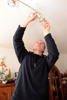 Energiesparhelfer Christoph Siemers ersetzt ineffiziente herkömmliche Strahlerbirnen Energiesparhelfer Christoph Siemers ersetzt ineffiziente herkömmliche Strahlerbirnen
