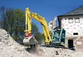 Yanmar Bagger aus dem HKL MIETPARK im Einsatz auf dem Gipfel des legendären Drachenfels. Yanmar Bagger aus dem HKL MIETPARK im Einsatz auf dem Gipfel des legendären Drachenfels.