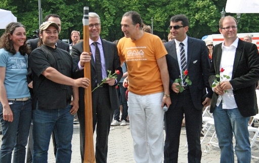 RatioDrink macht sich für Bäume stark und pflanzt eine Linde an der Straße des 17. Juni RatioDrink macht sich für Bäume stark und pflanzt eine Linde an der Straße des 17. Juni