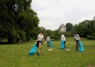 Accor Mitarbeiter machen den Englischen Garten sauber. Foto: Bernhard Krebs.