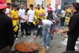 Spanisch Sprachschüler kochen Paella am Patronatsfest in Cheste Spanisch Sprachschüler kochen Paella am Patronatsfest in Cheste