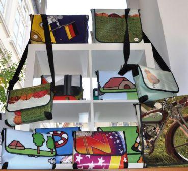 Taschen aus Werbebanner, die von Künstlern gestaltet wurden. Taschen aus Werbebanner, die von Künstlern gestaltet wurden.
