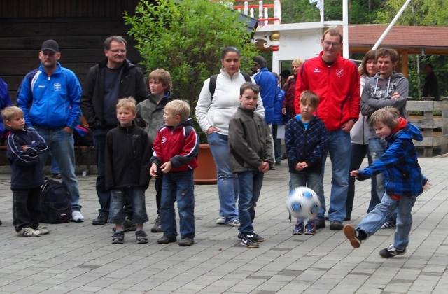 Erster Soccer Day im Bayern-Park Dribbeln, Flanken, Schießen - Nachwuchskicker beweisen Ballgefühl Erster Soccer Day im Bayern-Park Dribbeln, Flanken, Schießen - Nachwuchskicker beweisen Ballgefühl