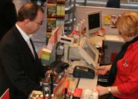 Schützt zuverlässig vor Falschgeld: der CashTester CT330