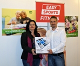 v.l.: Annett Geßler, SOS-Kinderdorf e.V. & Angelo Bauso, easy sports Freizeitanlagen GmbH v.l.: Annett Geßler, SOS-Kinderdorf e.V. & Angelo Bauso, easy sports Freizeitanlagen GmbH