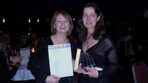 Dr. Elisabeth Decker, Geschäftsführung Meavision Media GmbH (r.), nimmt den Gold-Award von Cora Chin