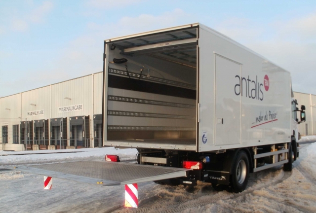 Tang Fahrzeugbau: Branchenlösung - Innovativer Kofferaufbau mit optimaler Ladungssicherung für Papie