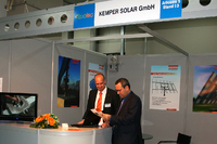 Alexander Lenfers, Leiter des Geschäftsbereichs Solar der KEMPER GmbH, erklärt die Nachführsysteme. Alexander Lenfers, Leiter des Geschäftsbereichs Solar der KEMPER GmbH, erklärt die Nachführsysteme.