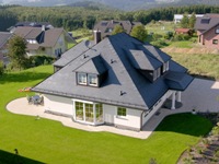 Mit Schiefer lassen sich echte „Glanzpunkte“ auf dem Dach setzen. Bild: tdx/dach.de Mit Schiefer lassen sich echte „Glanzpunkte“ auf dem Dach setzen. Bild: tdx/dach.de
