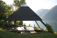 Yoga im Hotelgarten mit Blick auf See
