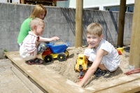 Kinder im Sandkasten