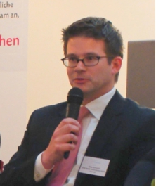 Niclas Bychowski bei der Podiumsdiskussion der Bildungskonferenz Niclas Bychowski bei der Podiumsdiskussion der Bildungskonferenz