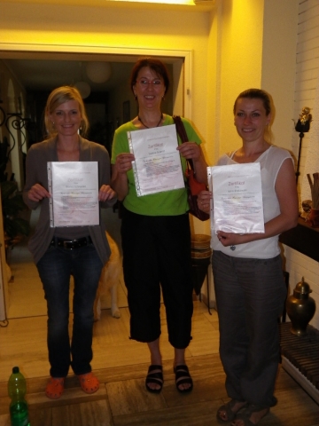 Ayurveda-Massage-Therapeutinnen mit bestandener Abschlussprüfung
