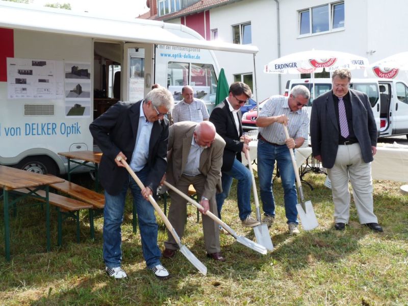 Delker Optik-Inhaber, Bürgermeister und Architekten setzen den ersten Spatenstich Delker Optik-Inhaber, Bürgermeister und Architekten setzen den ersten Spatenstich