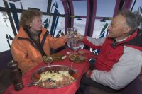 Marita Gast und Bernhard Stucky beim Schlemmerplausch in einer Gondel am Bettmerhorn