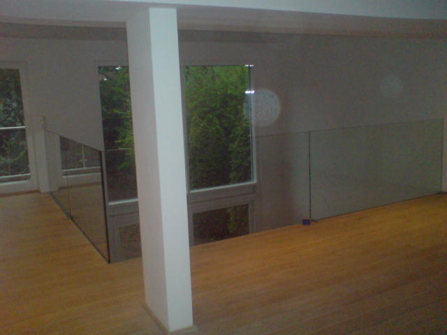 Ganzglasgeländer in einer Galerie Ganzglasgeländer in einer Galerie