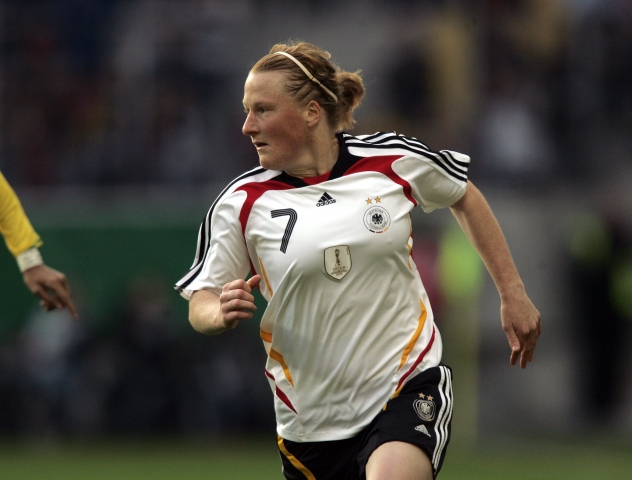 Die Nationalspielerin Melanie Behringer engagiert sich als Botschafterin für das Hunger Projekt Die Nationalspielerin Melanie Behringer engagiert sich als Botschafterin für das Hunger Projekt