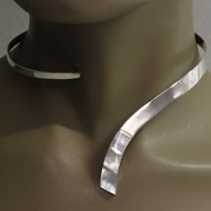 Die Garderobe mit passendem Schmuck aufwerten Die Garderobe mit passendem Schmuck aufwerten
