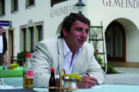 Hans Sigl vor Gemeindeamt