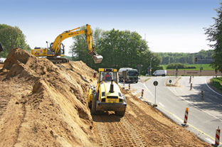 Mietmaschinen von HKL im Einsatz beim Umbau des Autobahndreiecks Braunschweig-Südwest (A 39 / A 391) Mietmaschinen von HKL im Einsatz beim Umbau des Autobahndreiecks Braunschweig-Südwest (A 39 / A 391)