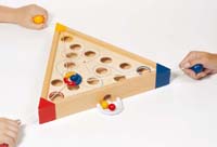 Tricours ist ein Spiel von goki, das die Kooperationsbereitschaft dreier Mitspieler verlangt.