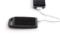 Das Power.Guy SPX.1200 Solar-Ladegerät lädt mobile Endgeräte mit der Kraft der Sonne auf