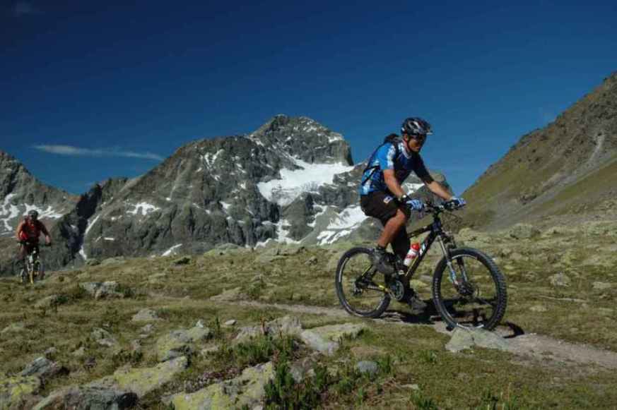 Mit dem E-Bike durch die Berge Mit dem E-Bike durch die Berge