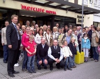 Kiener (links), Meyer (in der Hocke links) und Engel (in der Hocke, 2. v. li.) mit der Lions Gruppe. Kiener (links), Meyer (in der Hocke links) und Engel (in der Hocke, 2. v. li.) mit der Lions Gruppe.