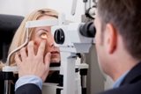 Nur der Kontaktlinsen-Spezialist kann beurteilen, welche Linse zum Auge passt. (Foto: KGS)