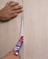 Offene Tapetennähte mit Metylan Naht- und Reparatur Kleber Ovalit schließen. Foto: Henkel Metylan Offene Tapetennähte mit Metylan Naht- und Reparatur Kleber Ovalit schließen. Foto: Henkel Metylan