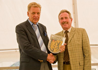 © DOMUS MEA: Landrat Georg Huber (Altötting) überreicht an Joachim Merkel das Wappen des Landkreises © DOMUS MEA: Landrat Georg Huber (Altötting) überreicht an Joachim Merkel das Wappen des Landkreises