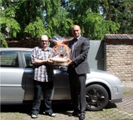 Sascha Namolnik überreicht den Hauptgewinn des reifen-vor-ort.de Gewinnspiels Sascha Namolnik überreicht den Hauptgewinn des reifen-vor-ort.de Gewinnspiels
