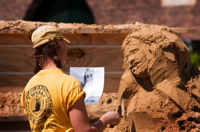 Schulen aus Aachen, Teuven, Vaals, Epen und Slenaken bauen gemeinsam Turm aus Sand Schulen aus Aachen, Teuven, Vaals, Epen und Slenaken bauen gemeinsam Turm aus Sand