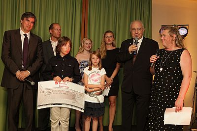 Scheckübergabe bei der Abendveranstaltung Scheckübergabe bei der Abendveranstaltung