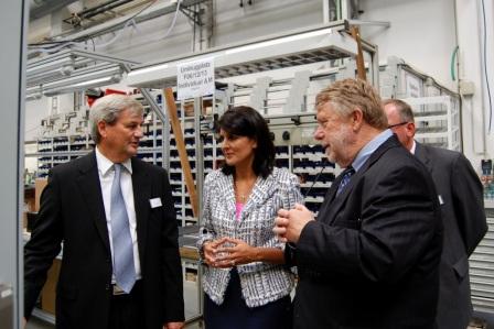 Gouverneurin Nikki Haley und Wirtschaftsminister Bobby Hitt mit Fritz Dräxlmaier in Vilsbiburg