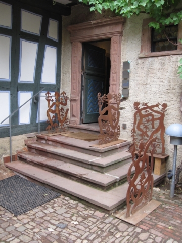 Kunstausstellung: Ren Rongs Pflanzenmenschen im Höerhof Idstein