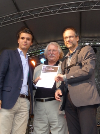 Verleihung der Urkunde an den Leiter der Gewinnerband Verleihung der Urkunde an den Leiter der Gewinnerband