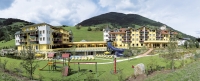 Hausansicht mit Spielplatz (Dolomiten Residenz)