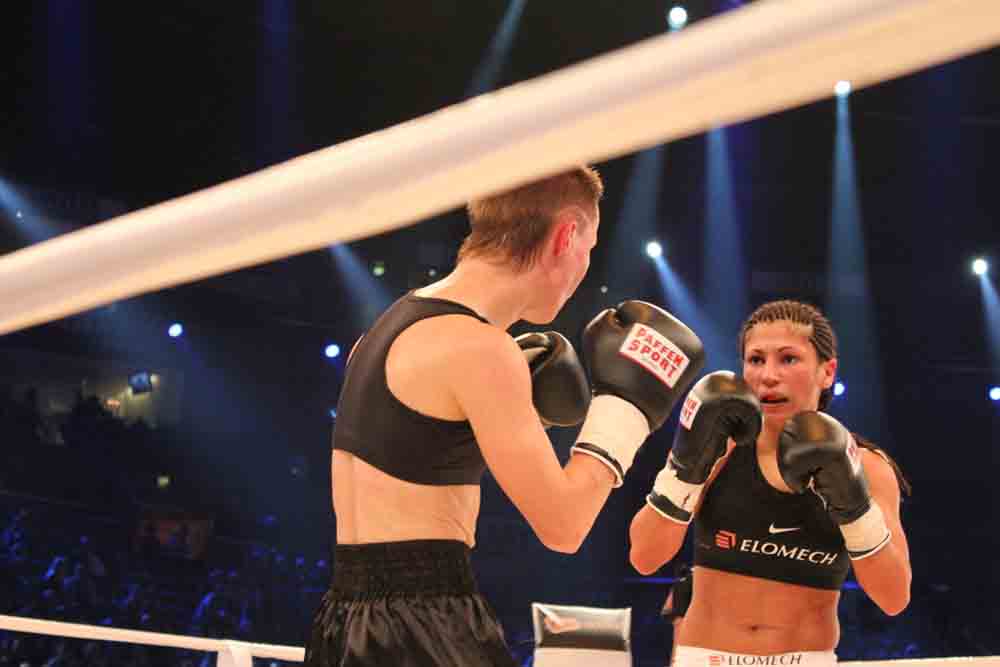 Nadia Raoui bei ihrem Sieg im Kampf gegen Evgeniya Zablotskaya Nadia Raoui bei ihrem Sieg im Kampf gegen Evgeniya Zablotskaya
