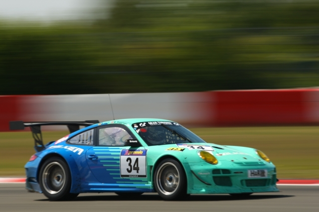 24 Stunden durch die Hölle: FALKEN-Porsche geht nach einer einmaligen Aufholjagd auf Platz 48 ins Zi 24 Stunden durch die Hölle: FALKEN-Porsche geht nach einer einmaligen Aufholjagd auf Platz 48 ins Zi