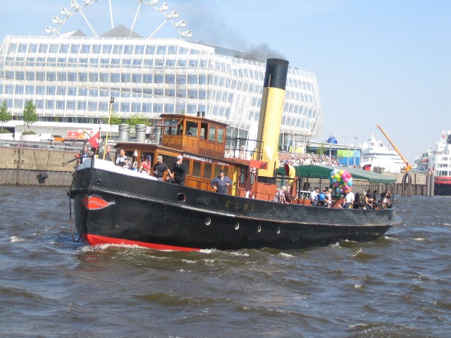 Historischer Dampfeisbrecher ELBE mit Gästen in Hamburg Historischer Dampfeisbrecher ELBE mit Gästen in Hamburg
