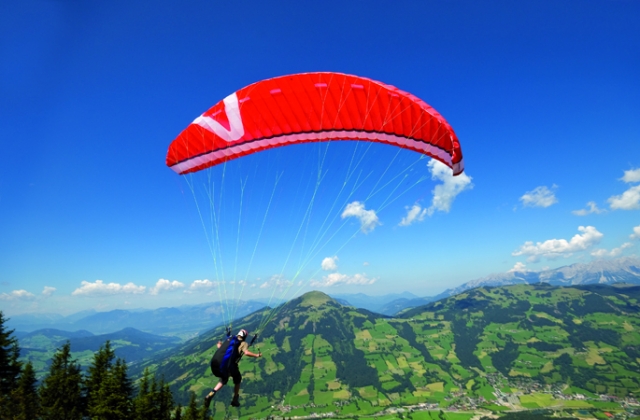 MIT AUFWINDÜBER DIE KITZBÜHELER ALPEN: PARAGLIDING IM BRIXENTAL