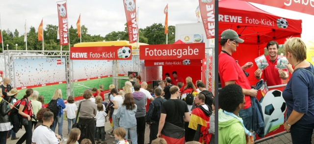 Düsseldorfer Agentur gordion begleitet REWE zur FIFA Frauen-WM mit Publikumsaktivierungen vor den St