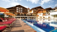 Schwimmbad mit Blick aufs Haus