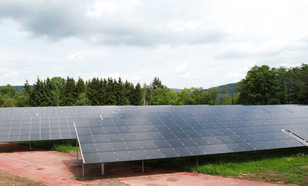 Das Freiflächen-Solarkraftwerk in Wildflecken zeigt sich ideal ins Landschaftsbild integriert. Das Freiflächen-Solarkraftwerk in Wildflecken zeigt sich ideal ins Landschaftsbild integriert.