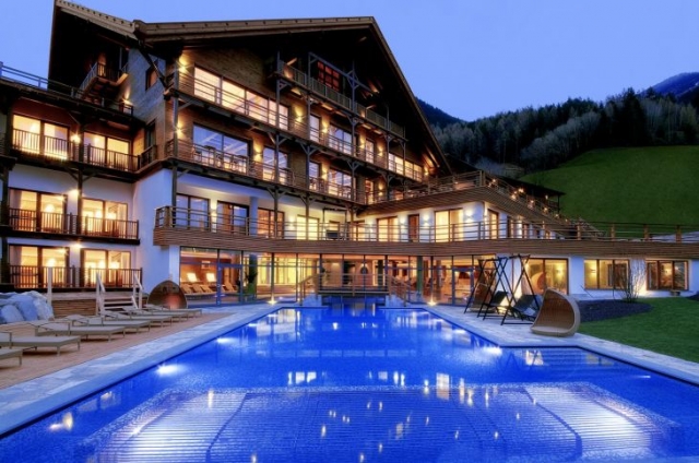Golfurlaub mit Familie in den grünen Wiesen Südtirols Golfurlaub mit Familie in den grünen Wiesen Südtirols