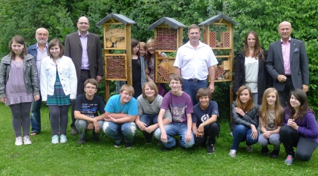 BAUR finanziert den Bau von Insektenhotels an der Mittelschule Altenkunstadt BAUR finanziert den Bau von Insektenhotels an der Mittelschule Altenkunstadt
