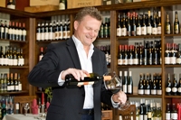 Vineria-Patron und Sommelier Peter Rock bei der Weinverkostung. Vineria-Patron und Sommelier Peter Rock bei der Weinverkostung.