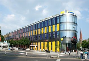 Reizvolle farbliche Akzentuierung durch Keramik-Elemente: der Moa-Bogen am Stephankiez in Berlin Reizvolle farbliche Akzentuierung durch Keramik-Elemente: der Moa-Bogen am Stephankiez in Berlin