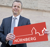 Bürgermeister Dr. Ulrich Maly präsentiert das neue Markenzeichen